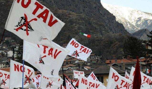 No Tav, fine settimana di mobilitazioni: polizia lancia lacrimogeni sui manifestanti