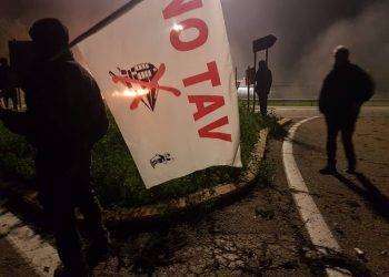 Val Susa, notte di guerriglia: sgomberato presidio NoTav