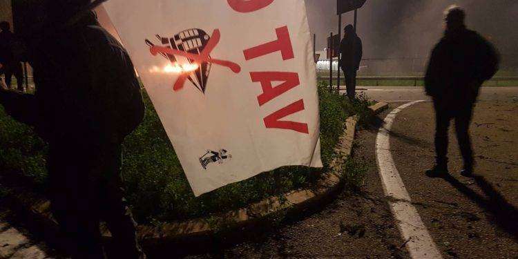 Val Susa, notte di guerriglia: sgomberato presidio NoTav