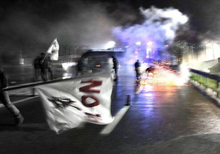 No Tav, fine settimana di mobilitazioni: polizia lancia lacrimogeni sui manifestanti