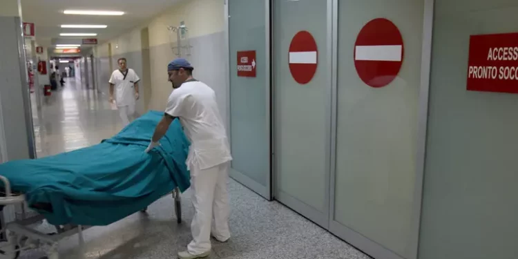 I medici ospedalieri: ‘Manovra scandalosa, pronti alla protesta’