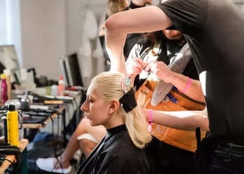 Gli italiani spendono quasi 11 miliardi l’anno per i capelli