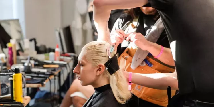 Gli italiani spendono quasi 11 miliardi l’anno per i capelli