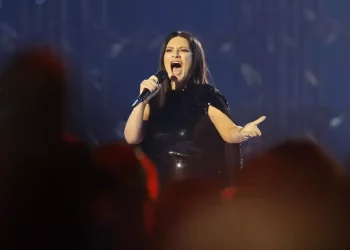 Laura Pausini condivide il palco con artisti emergenti
