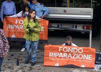 Ultima Generazione, attivisti si cospargono liquido nero davanti al Tribunale di Ancona