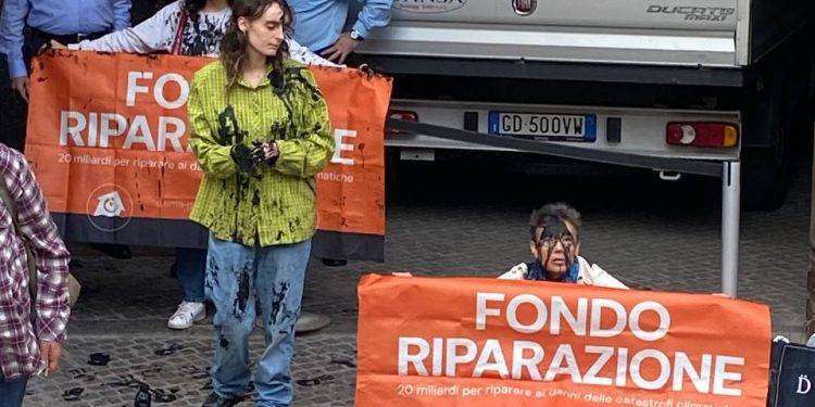 Ultima Generazione, attivisti si cospargono liquido nero davanti al Tribunale di Ancona