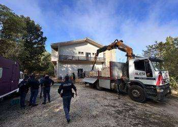 Forze dell’ordine sgomberano attivisti anti-incendio in Sicilia