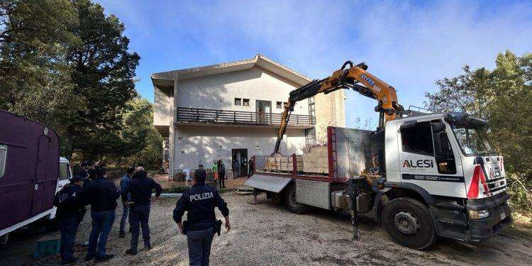 Forze dell’ordine sgomberano attivisti anti-incendio in Sicilia