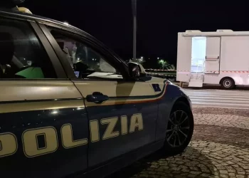 Ubriaco al volante causa un incidente, tre persone ferite