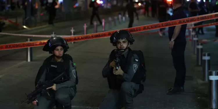 Camion contro fermata bus vicino Tel Aviv, almeno 50 feriti