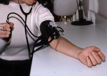 Occhio al braccio quando si misura la pressione, ecco l’errore da non fare