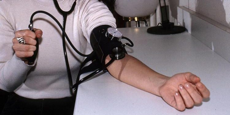 Occhio al braccio quando si misura la pressione, ecco l’errore da non fare