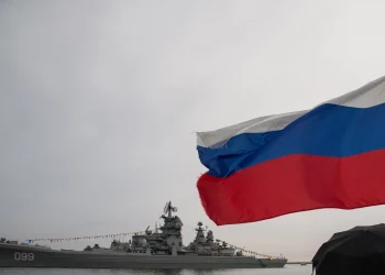 Navi da guerra delle marine russa e omanita sono arrivate per le esercitazioni navali in Iran