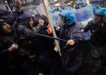 Terminati gli scontri tra manifestanti e polizia a Napoli, situazione tornata alla normalità