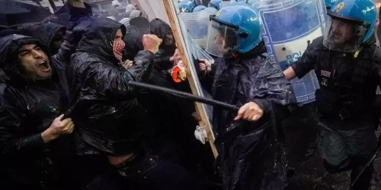 Terminati gli scontri tra manifestanti e polizia a Napoli, situazione tornata alla normalità