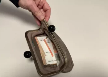 Risparmio, quasi metà delle famiglie ci riesce ma la quota cala