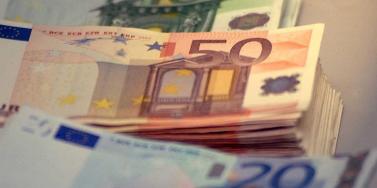 Bonus Natale 100 euro, chi può fare domanda e come