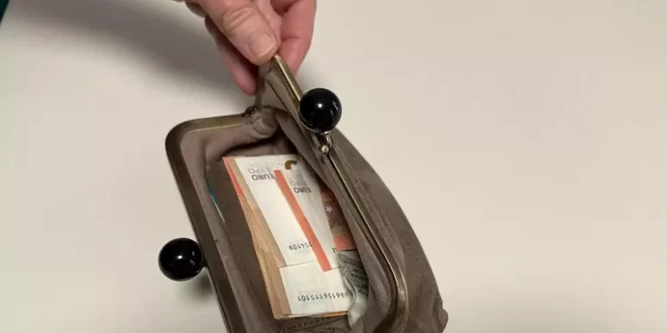 Risparmio, quasi metà delle famiglie ci riesce ma la quota cala