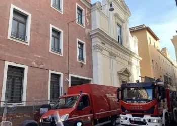 Cade un ascensore in un palazzo, un morto