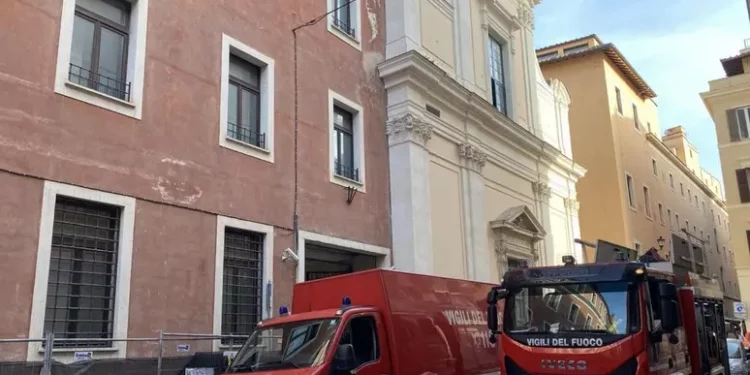 Cade un ascensore in un palazzo, un morto