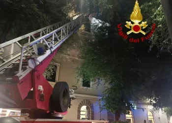 Alghero, cadono calcinacci e tegole da una palazzina: intervengono i vigili del fuoco