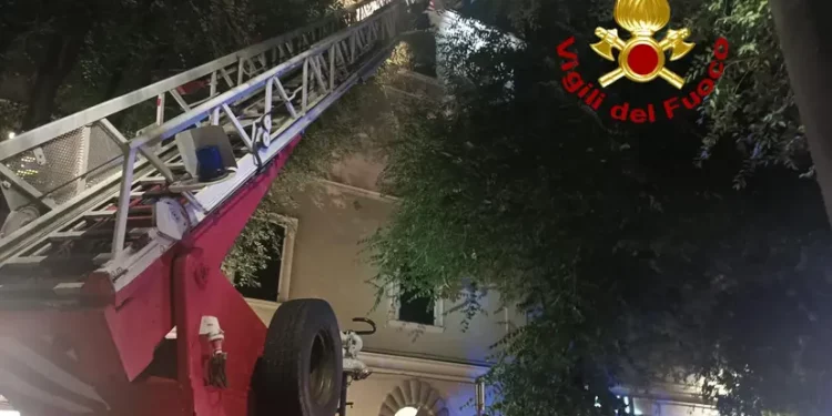 Alghero, cadono calcinacci e tegole da una palazzina: intervengono i vigili del fuoco