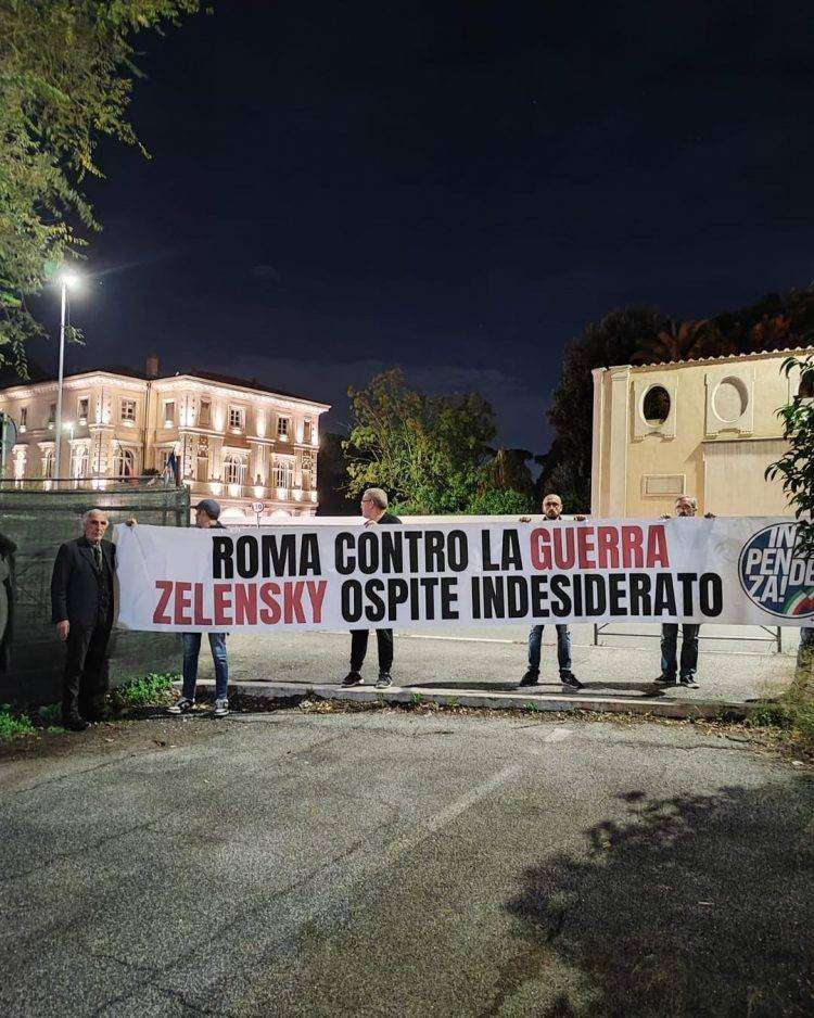 Striscioni di protesta contro la presenza di Zelensky a Roma: “Stop politiche guerrafondaie del Governo Meloni”
