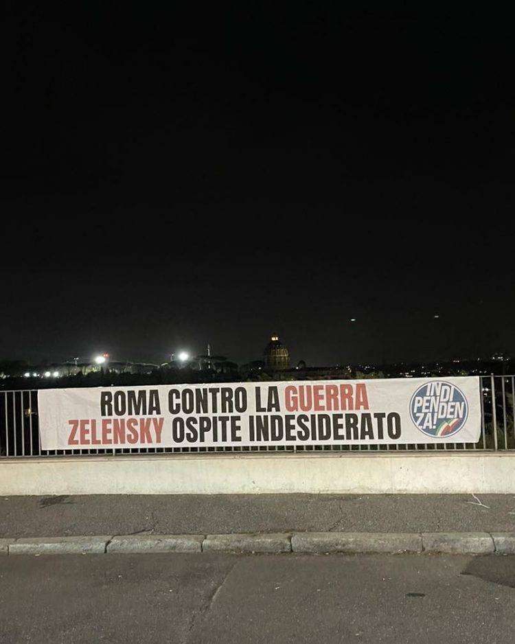 Striscioni di protesta contro la presenza di Zelensky a Roma: “Stop politiche guerrafondaie del Governo Meloni”