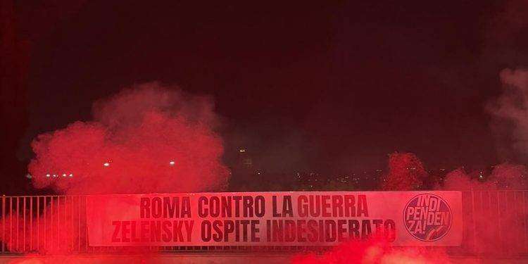 Striscioni di protesta contro la presenza di Zelensky a Roma: “Stop politiche guerrafondaie del Governo Meloni”