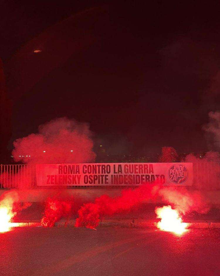 Striscioni di protesta contro la presenza di Zelensky a Roma: “Stop politiche guerrafondaie del Governo Meloni”