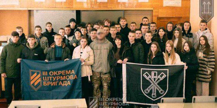 Terza Brigata d’Assalto (Azov) nelle scuole ucraine con il simbolo delle SS tedesche