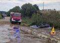 Maltempo a Olbia, torrente in piena porta via l’auto: in tre soccorsi dai Vigili del Fuoco