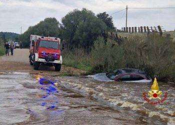 Maltempo a Olbia, torrente in piena porta via l’auto: in tre soccorsi dai Vigili del Fuoco