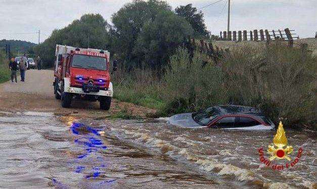 Maltempo a Olbia, torrente in piena porta via l’auto: in tre soccorsi dai Vigili del Fuoco