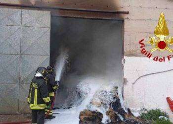 Bonorva, fiamme in un capannone