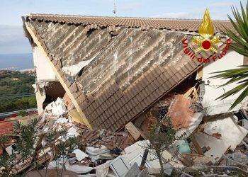 Scoppia una bombola di gas a Trinità d’Agultu: crolla parte della palazzina, due feriti gravi