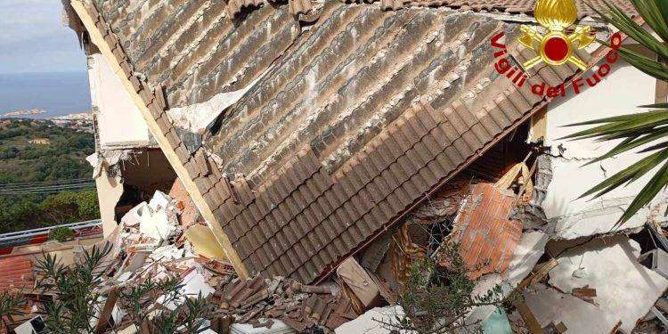 Scoppia una bombola di gas a Trinità d’Agultu: crolla parte della palazzina, due feriti gravi