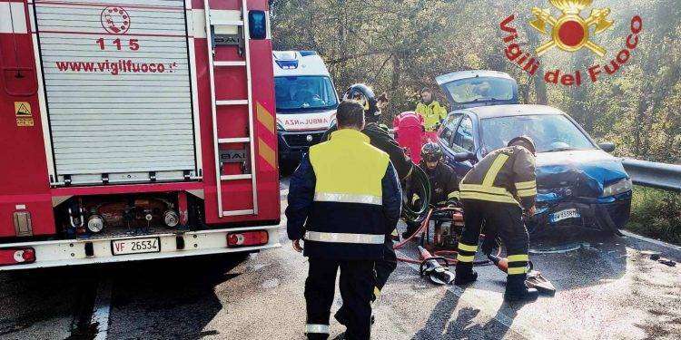 Grave incidente in Gallura, scontro frontale: 3 persone ferite