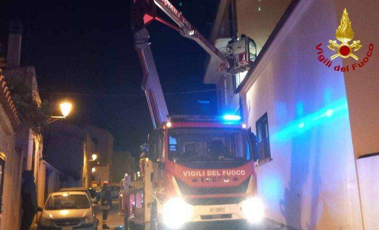 Violento vento sferza la Gallura: alberi caduti e tetti danneggiati