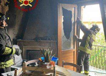 Paura a Dorgali, casa in fiamme: donna salvata da due Vigili del fuoco fuori servizio