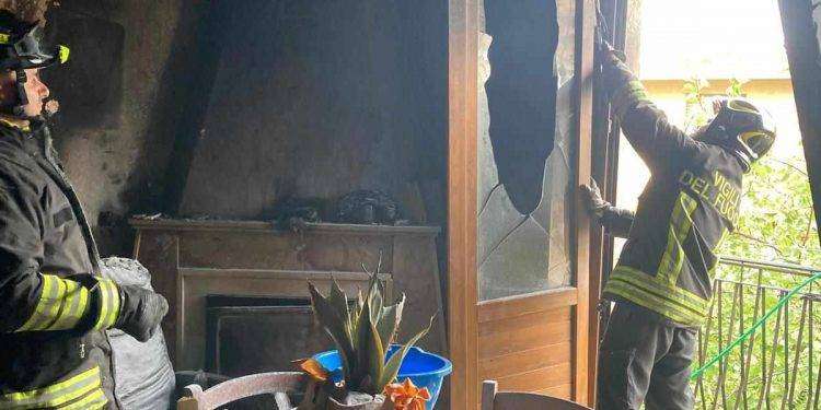 Paura a Dorgali, casa in fiamme: donna salvata da due Vigili del fuoco fuori servizio