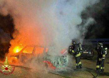 Auto in fiamme nella notte a Olbia