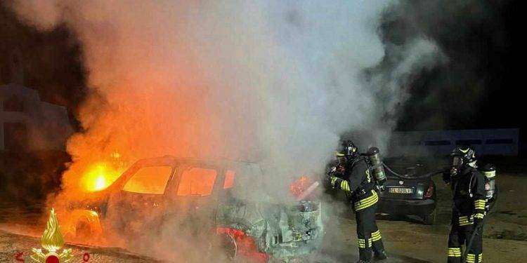Auto in fiamme nella notte a Olbia