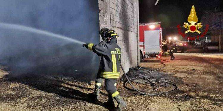 Arborea, in fiamme un fienile: oltre venti vitelli morti a causa del fumo
