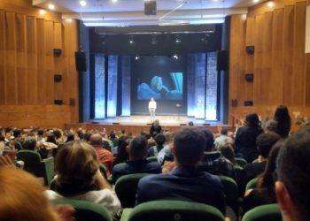 Alessandro Di Battista in scena con “Assange”, grande successo a Cagliari e Sassari