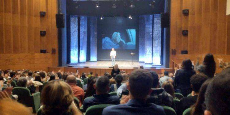 Alessandro Di Battista in scena con “Assange”, grande successo a Cagliari e Sassari