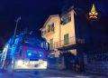 Paura nella notte a Bosa, abitazione prende fuoco: salvate due persone