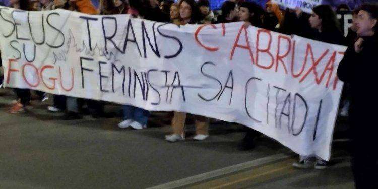 Corteo transfemminista nelle vie di Cagliari, le immagini