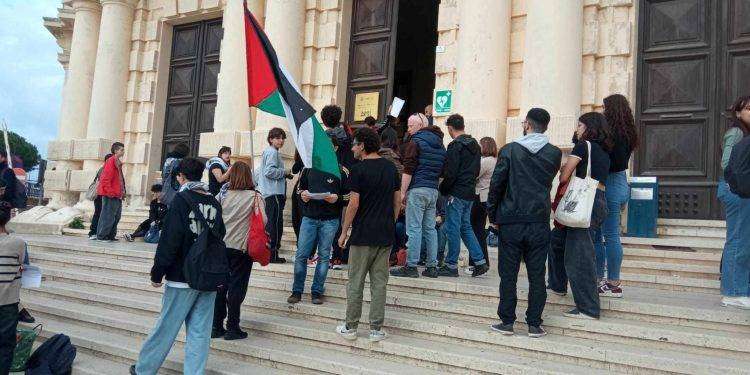 Docente israeliano contestato da studenti pro Palestina