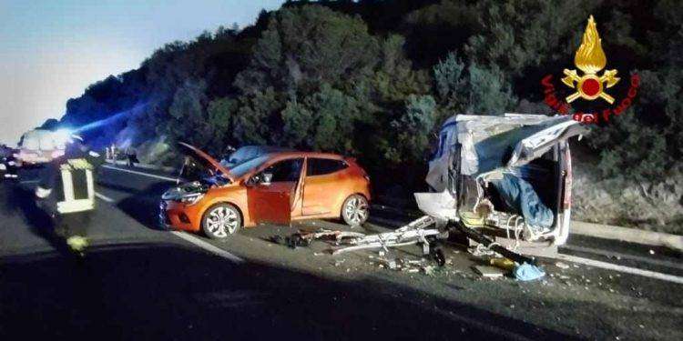 Gravissimo incidente sulla 131 dcn: strada bloccata e 11 feriti